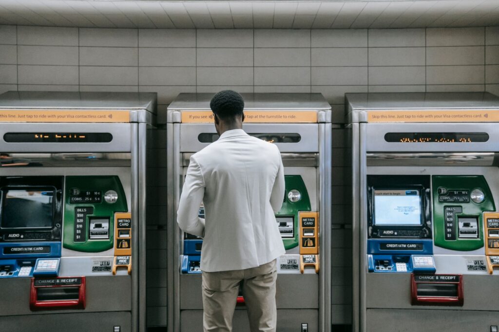 Pozor na falošné bankomaty aj lákavé zľavy na benzín: Prehľad týždňa