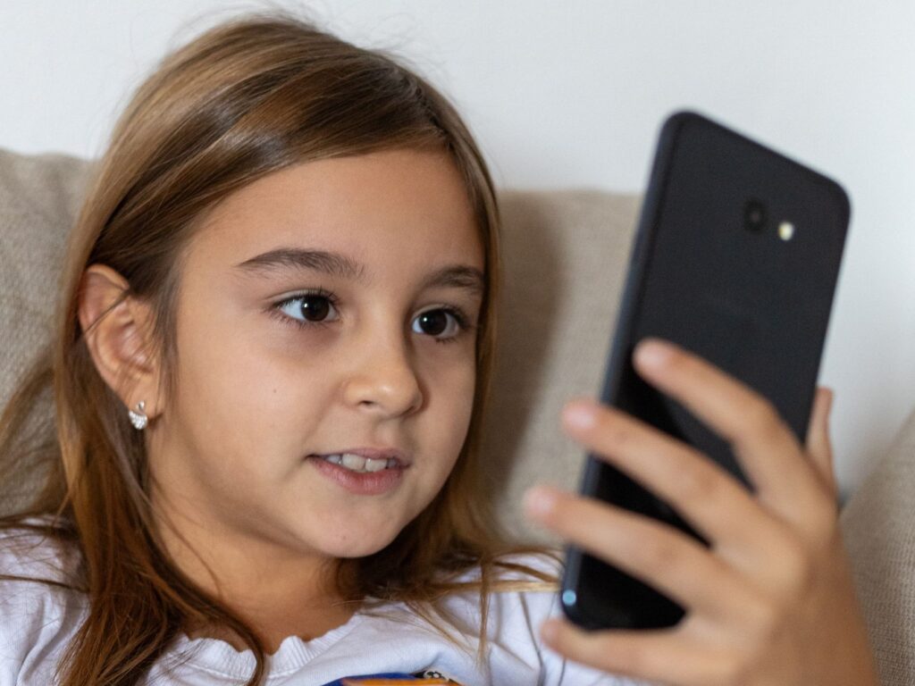 Európska komisia tlačí na TikTok: Deti musia byť lepšie chránené pred cudzími