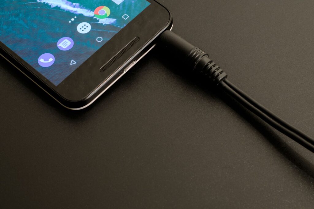 HMD Asha 305: Ľahký smartfón s vymeniteľnou batériou za prijateľnú cenu