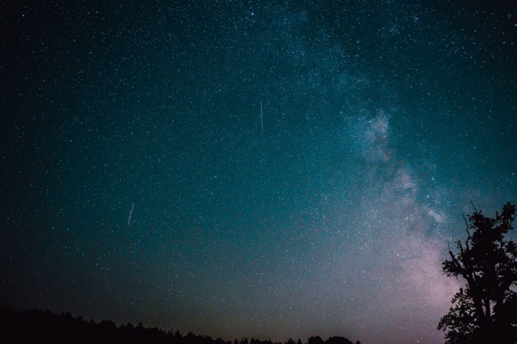 Nočná obloha ponúka viacero meteorických rojov naraz: Kedy a ako ich pozorovať?