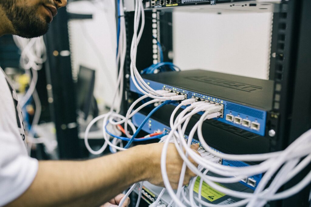 Pozor na lacné routery z internetu: Môžu vás špehovať hneď po zapnutí