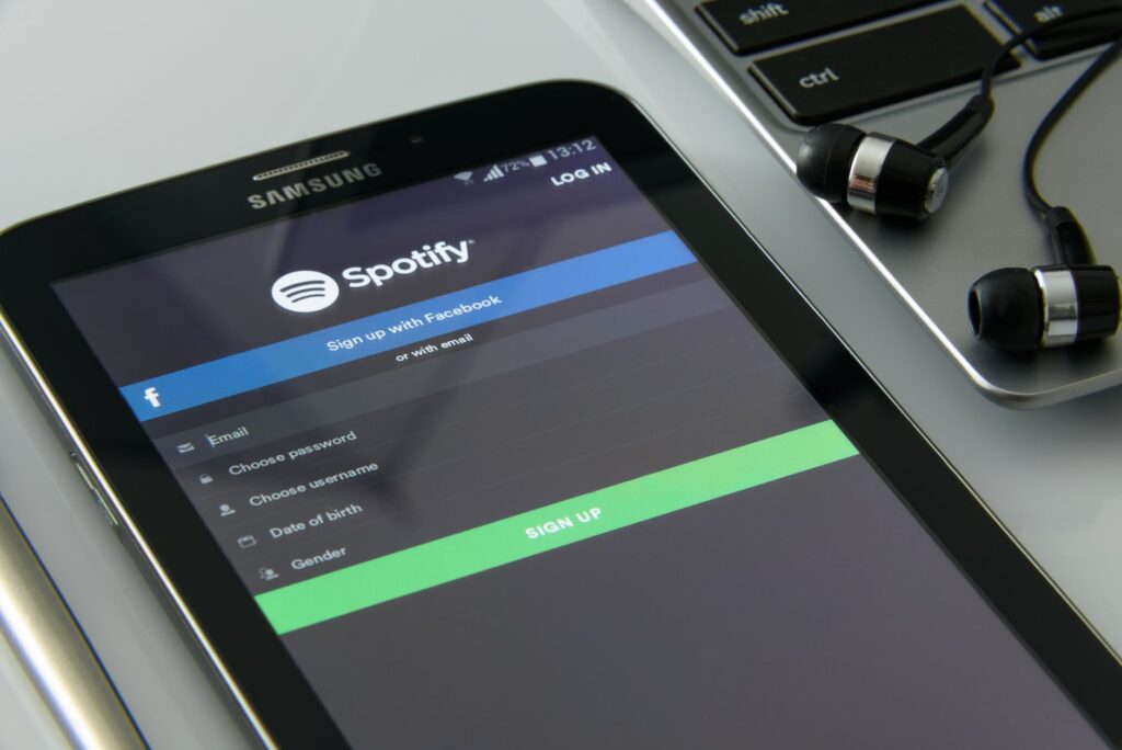 Spotify sprísňuje pravidlá pre AI hudbu: boj proti záplave falošných skladieb