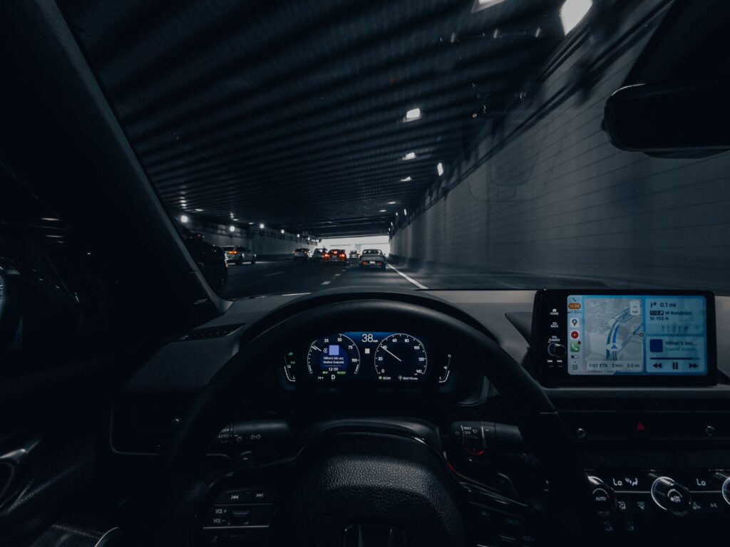 Česko povoľuje systém Tesla FSD, Slovensko pripravuje nové pravidlá