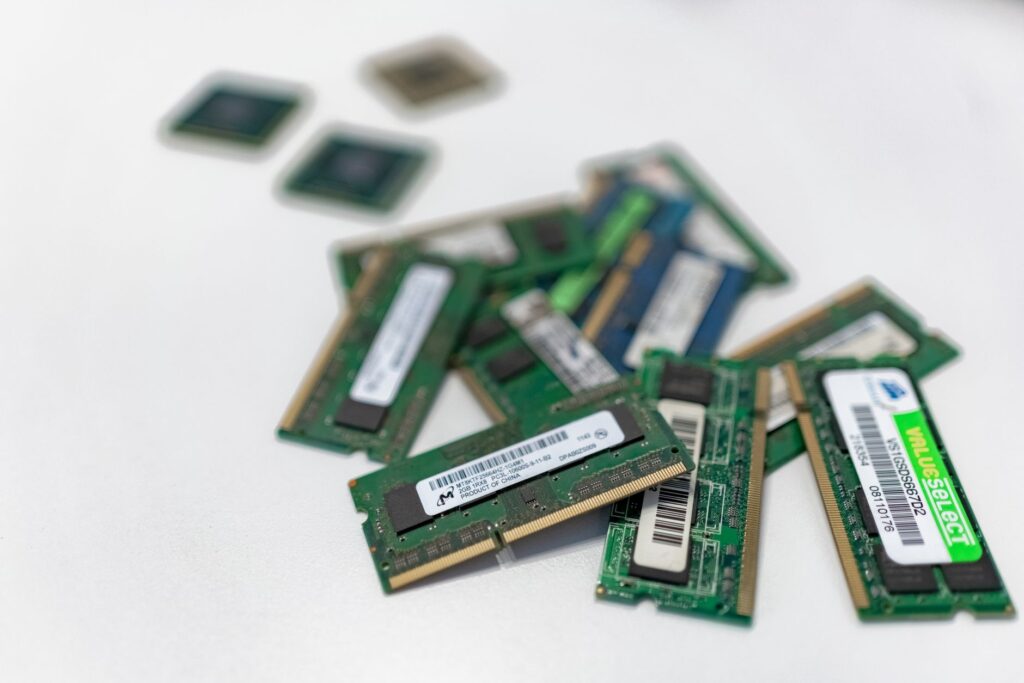 Koľko operačnej pamäte naozaj potrebuje notebook v roku 2026?