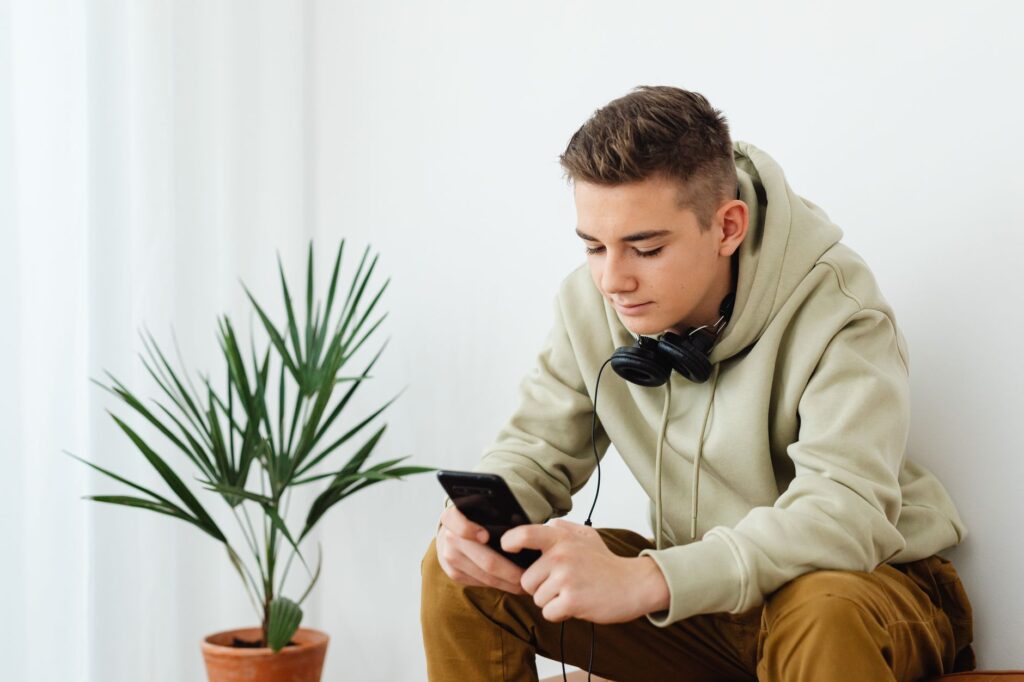 ChatGPT pre tínedžerov podľa odborníkov zlyháva, varuje Common Sense Media